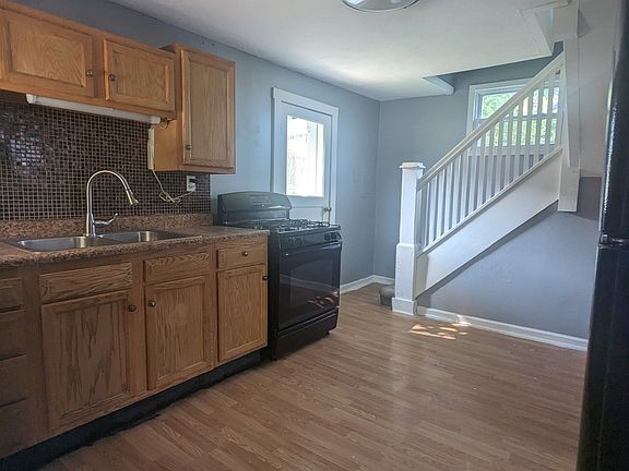 4th image of 528 E 7th St