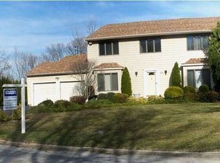 34 Cedar Ridge Ln, Dix Hills, NY 11746