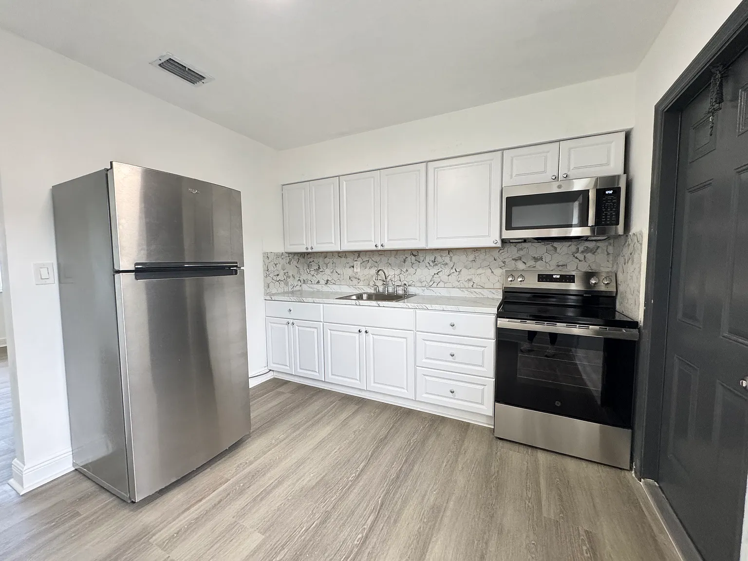 2 bed, 1020 sqft, $2,500 — Photo 2