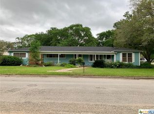 405 W Brackenridge St, Edna, TX 77957