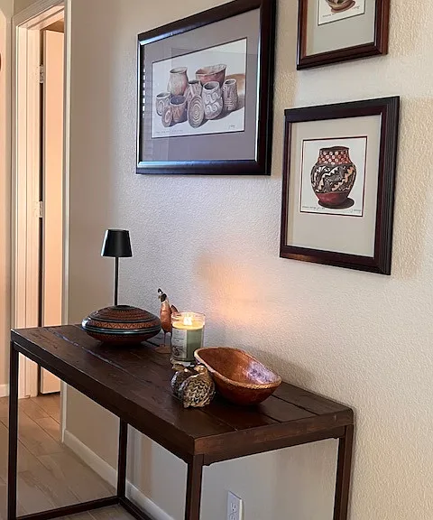 Entry table with southwest decor to greet you and set the stage for your relaxing time in Peoria.