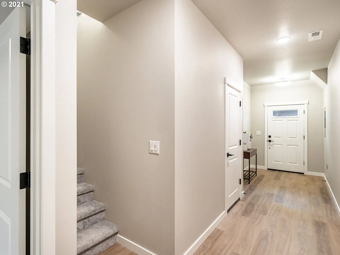 Spacious 3 Bedroom Townhouse with Attached Garage, Main-Level Suite, Open Kitchen & Balcony — Photo 3