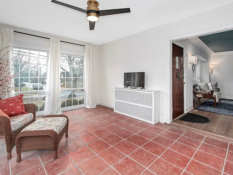 319 Oakland Beach Ave — Photo 11