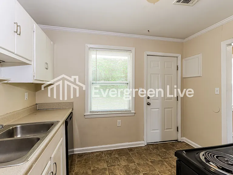 2435 Sumac Dr — Photo 8