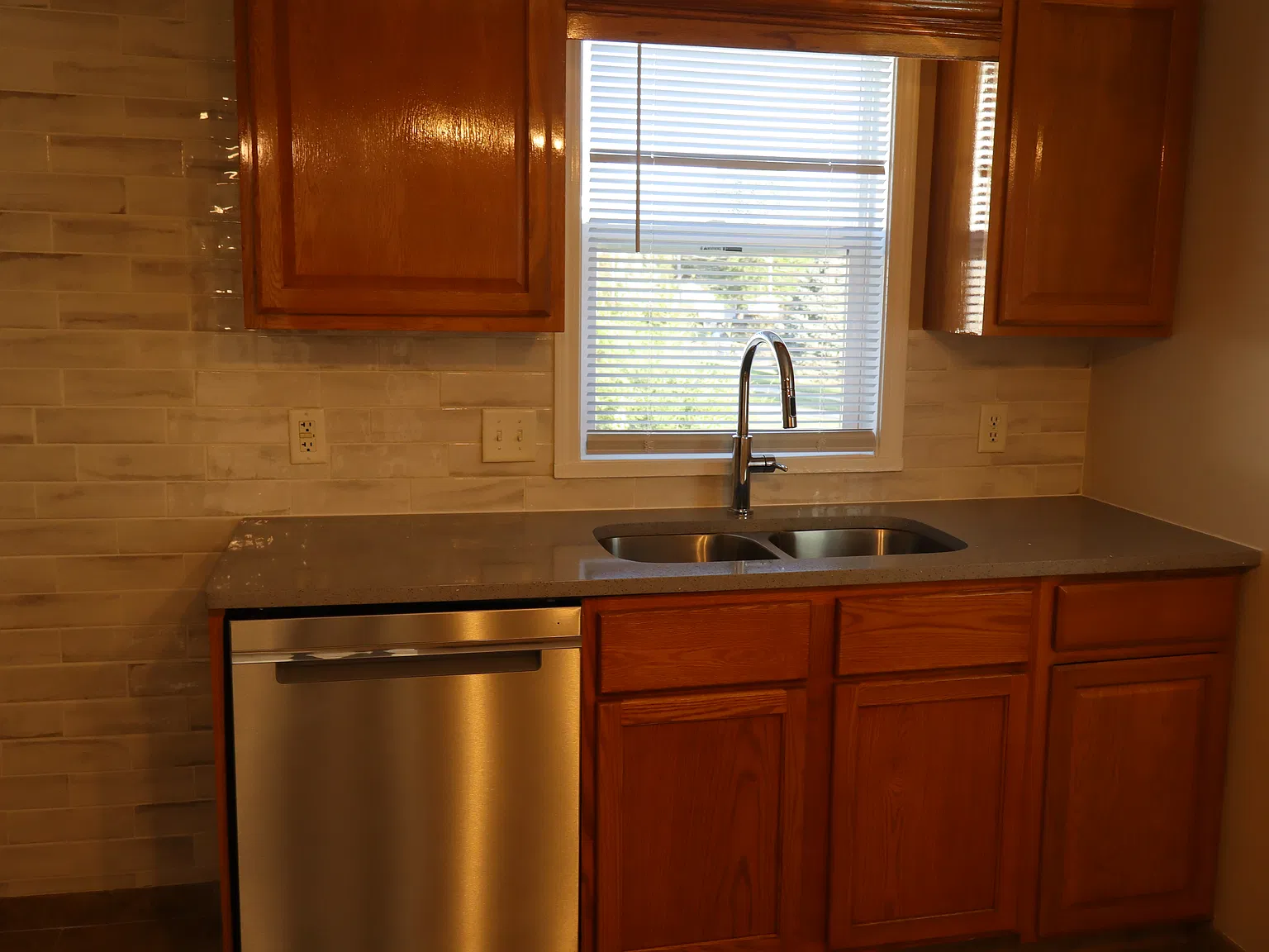 400 E Watrous Avenue — Photo 1