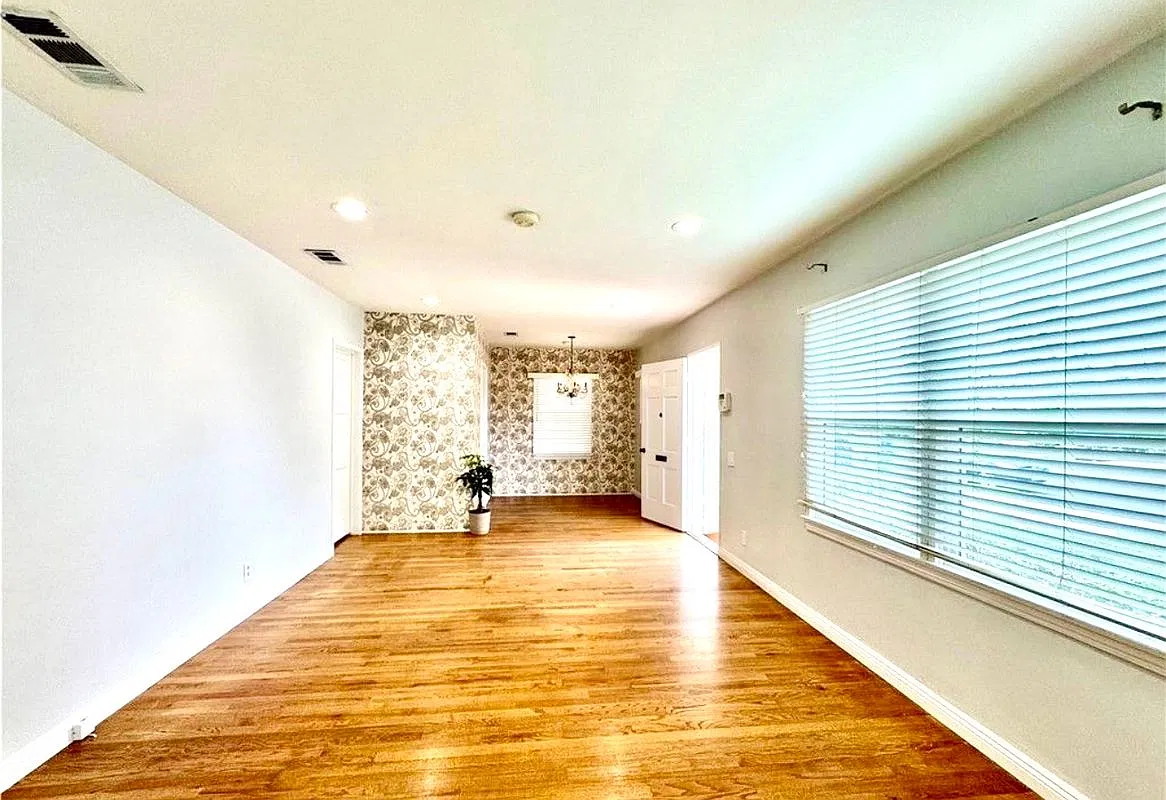3 bed, 1.0 bath, 1014 sqft, $4,200 — Photo 4