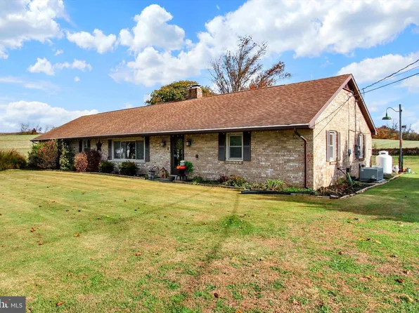 1621 Spring St, Spring Grove, PA 17362