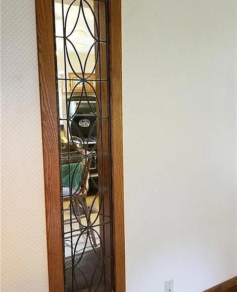 Leaded glass between Liv Rm / Kit