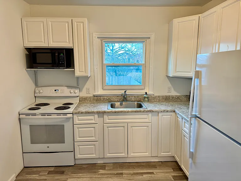 242 Oak St — Photo 1