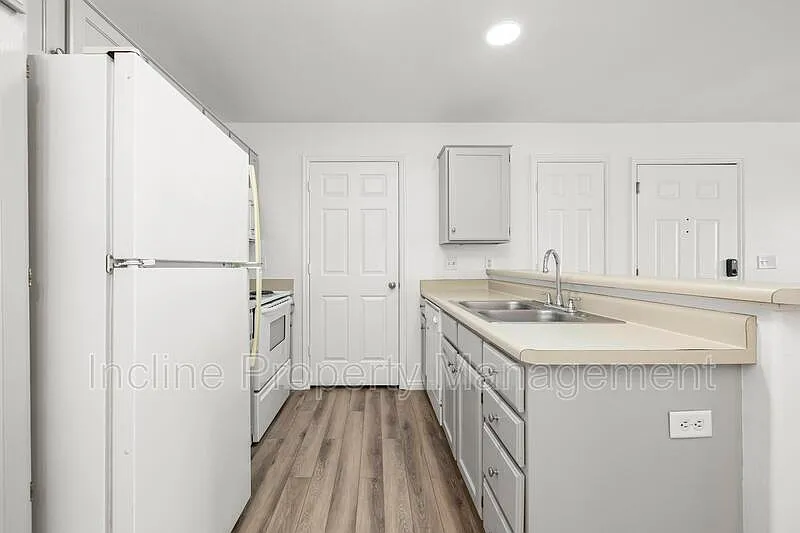 3 bed, 2.0 bath, 1200 sqft, $1,650 — Photo 4