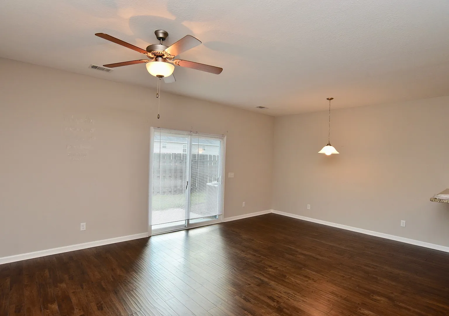 3 Bed 2.5 Bath Townhome In the heart of Richmond Hill. — Photo 2