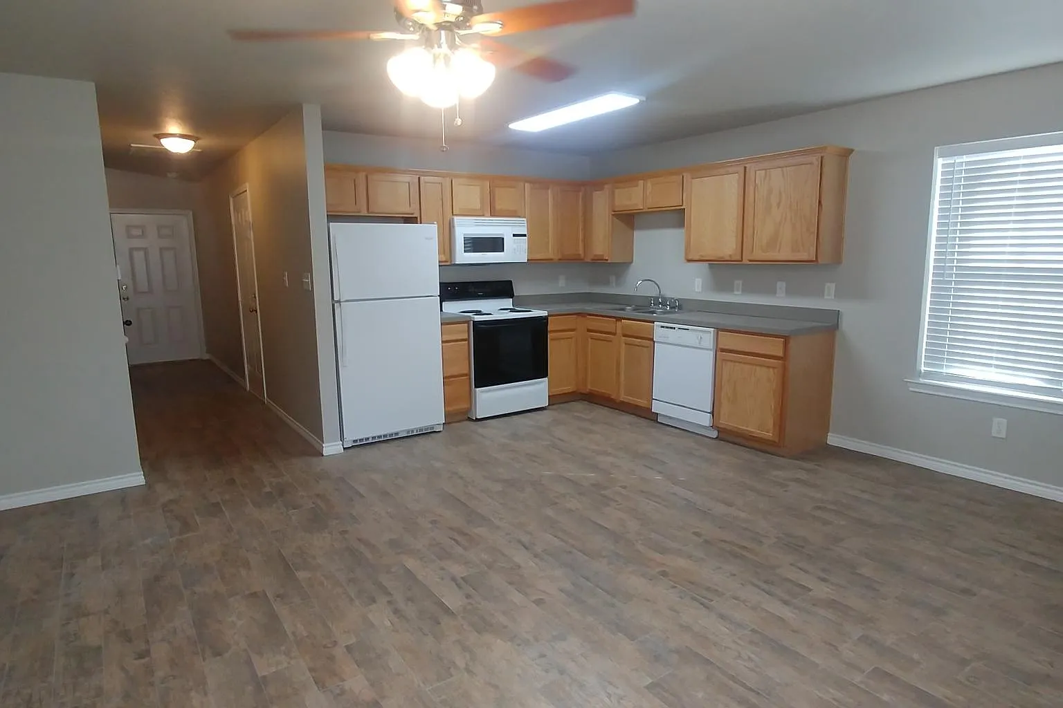 3 bed, 2.5 bath, 1282 sqft, $1,350 — Photo 2