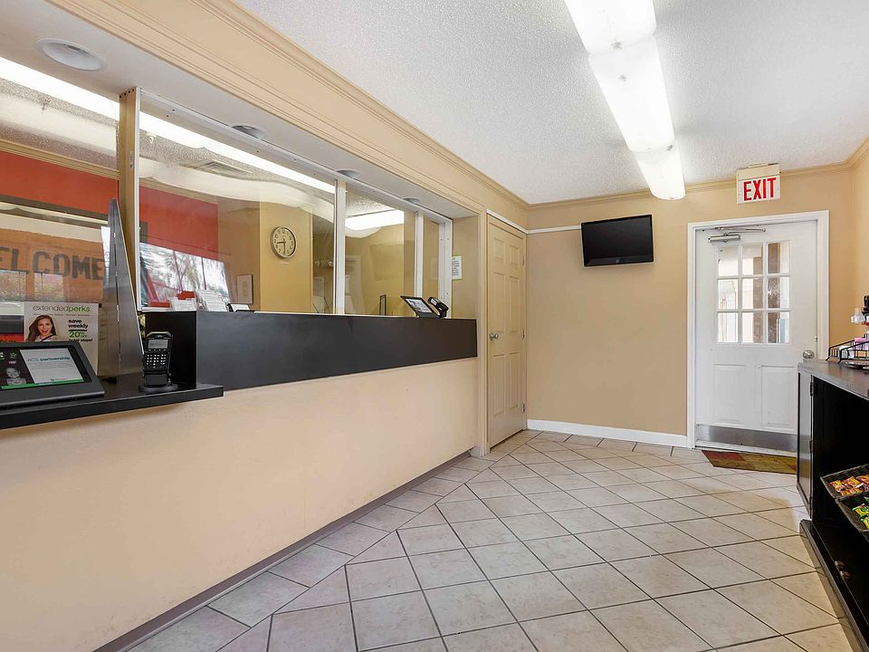Lobby and Guest Check-in