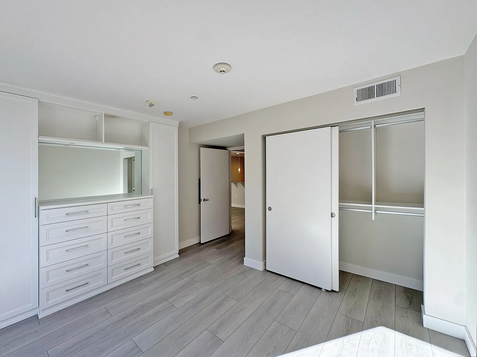 1 bed, 724 sqft, $2,495 — Photo 2