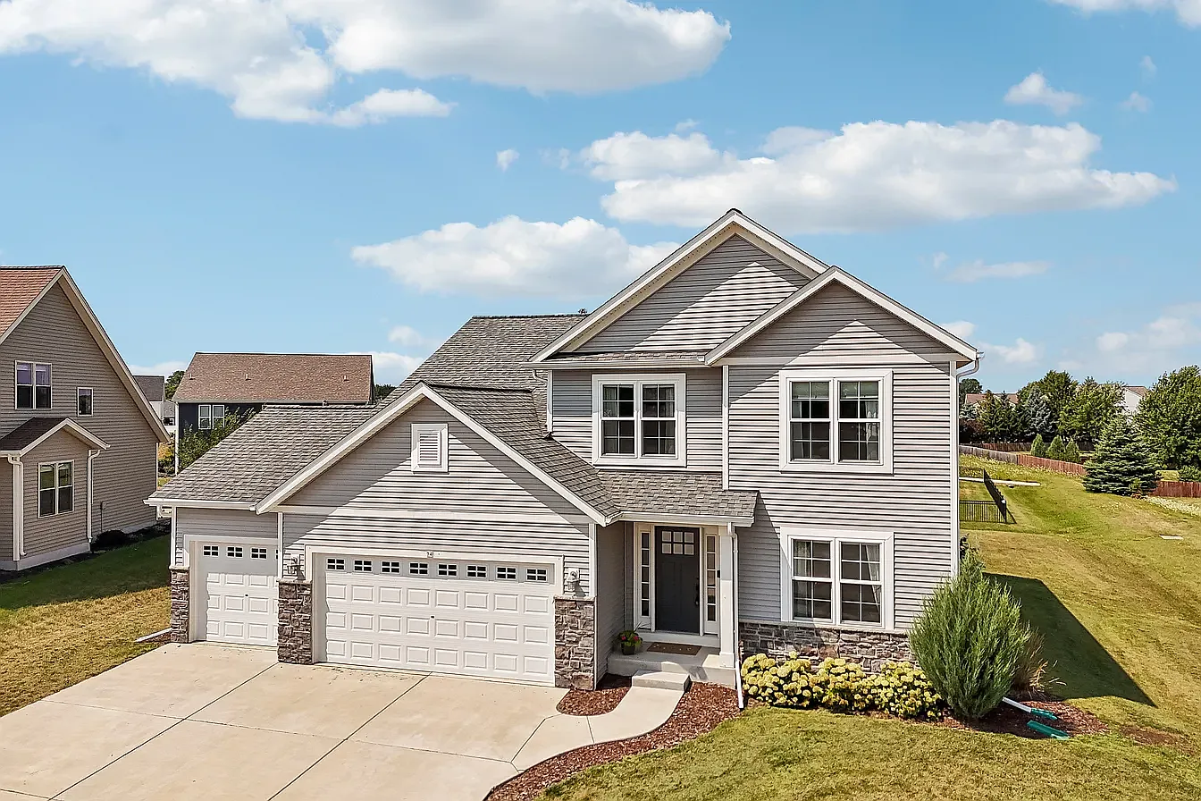 5 bed, 3.5 bath, 2847 sqft, $4,200 — Photo 1