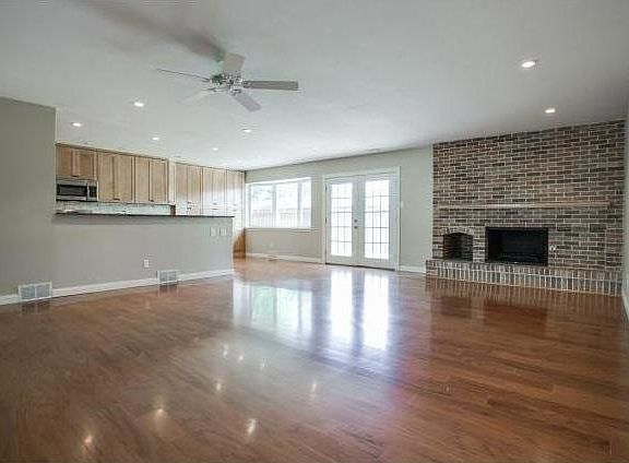4th image of 3847 Port Royal Dr