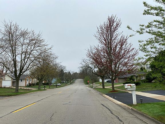 4th image of 704 N Pinecrest Rd