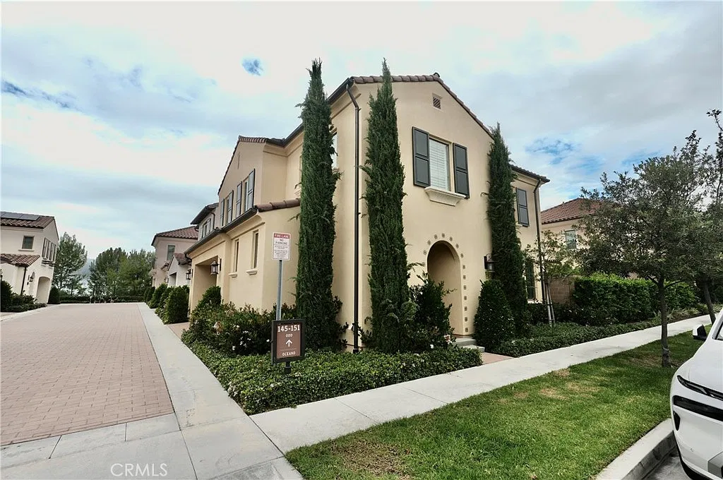 3 bed, 2.5 bath, 2190 sqft, $5,800 — Photo 1