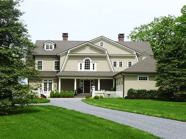 Gorgeous Custom colonial built in 2003!