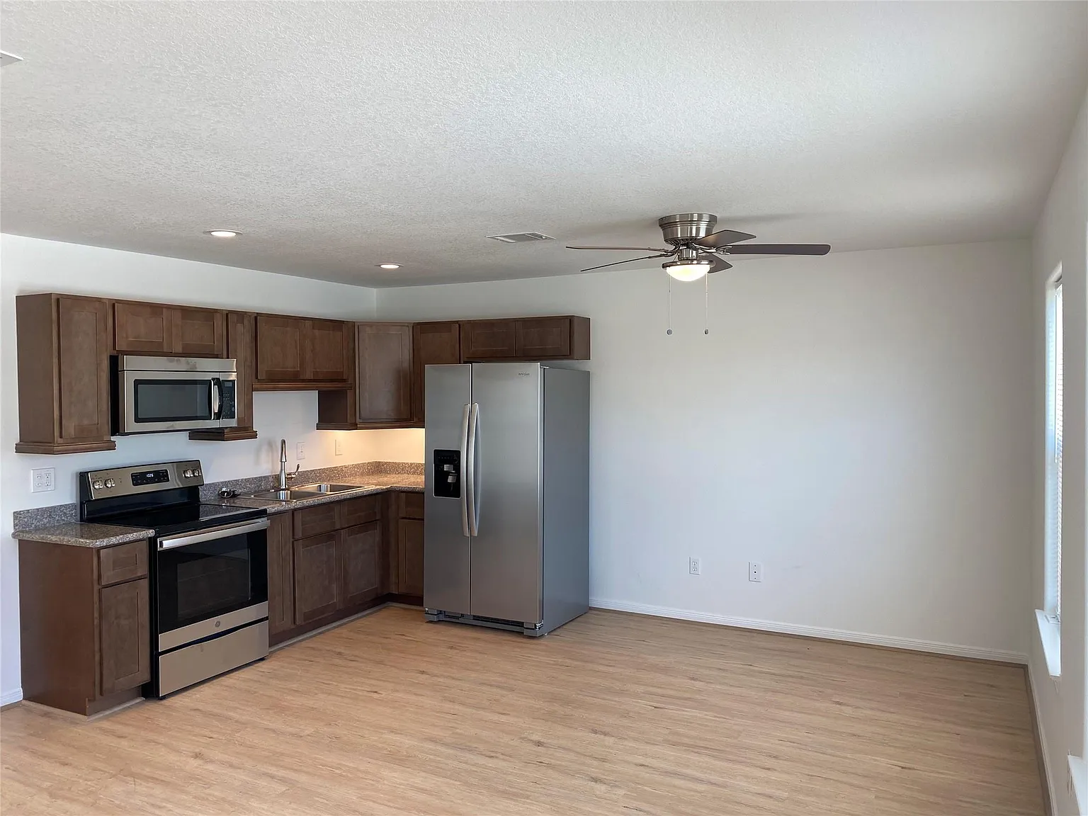 2 bed, 1.0 bath, 800 sqft, $1,100 — Photo 2