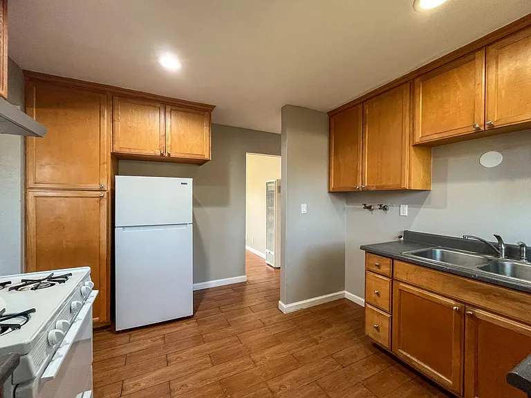 11303 S Lemoli Ave — Photo 4