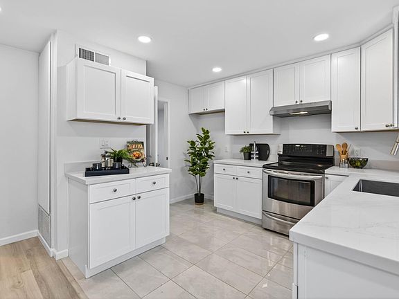 5th image of 2215 Warfield Way Unit D