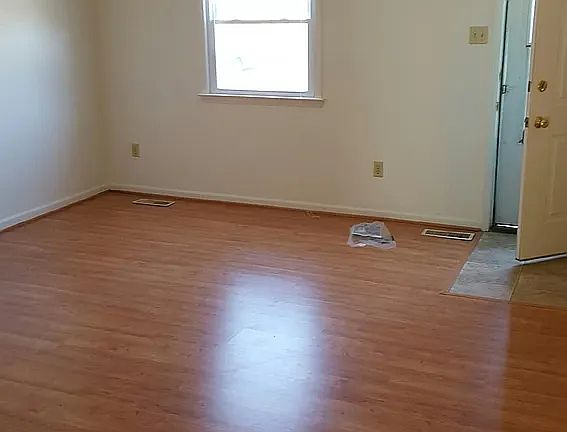 2nd image of 1862 Abbey Ln