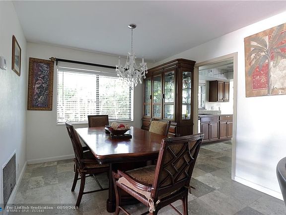 4th image of 1001 SW 70th Way