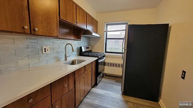 2333 Hudson Ter #E3 — Photo 6