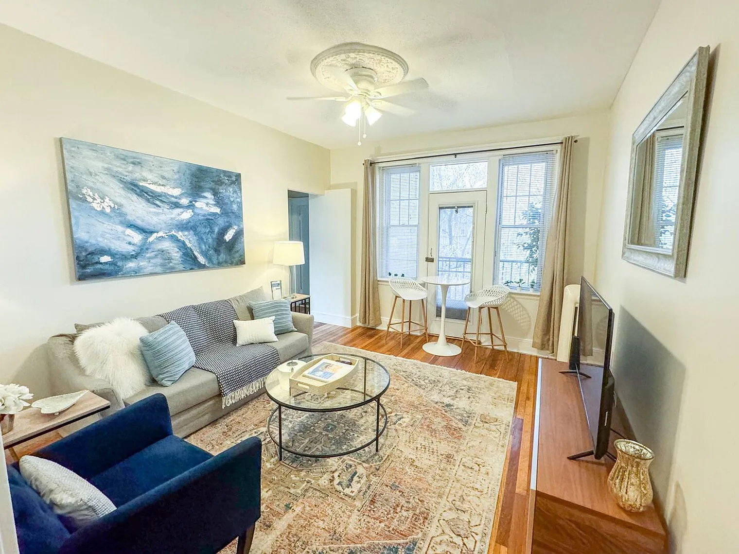 2 bed, 1.0 bath, 764 sqft, $5,040 — Photo 2