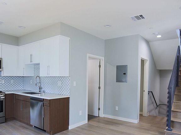 4th image of 1242 N Beachwood Dr #18394233
