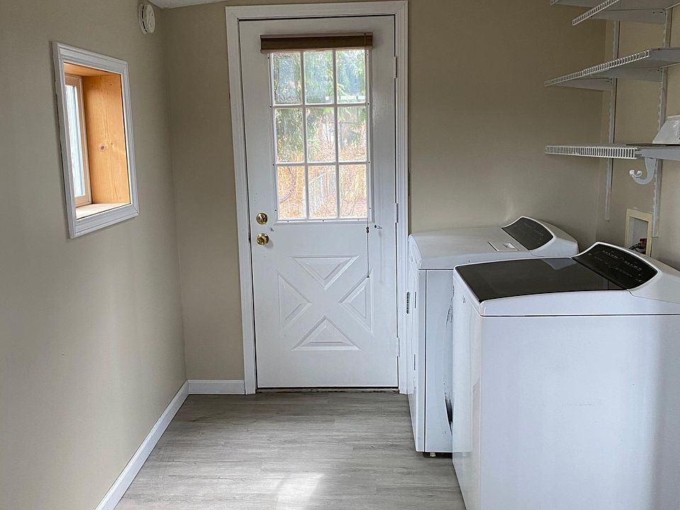 Mudroom- W&D with door to back yard