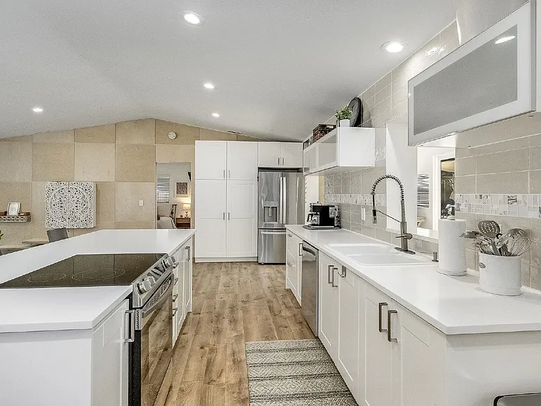 938 Pembroke Ave NE — Photo 40