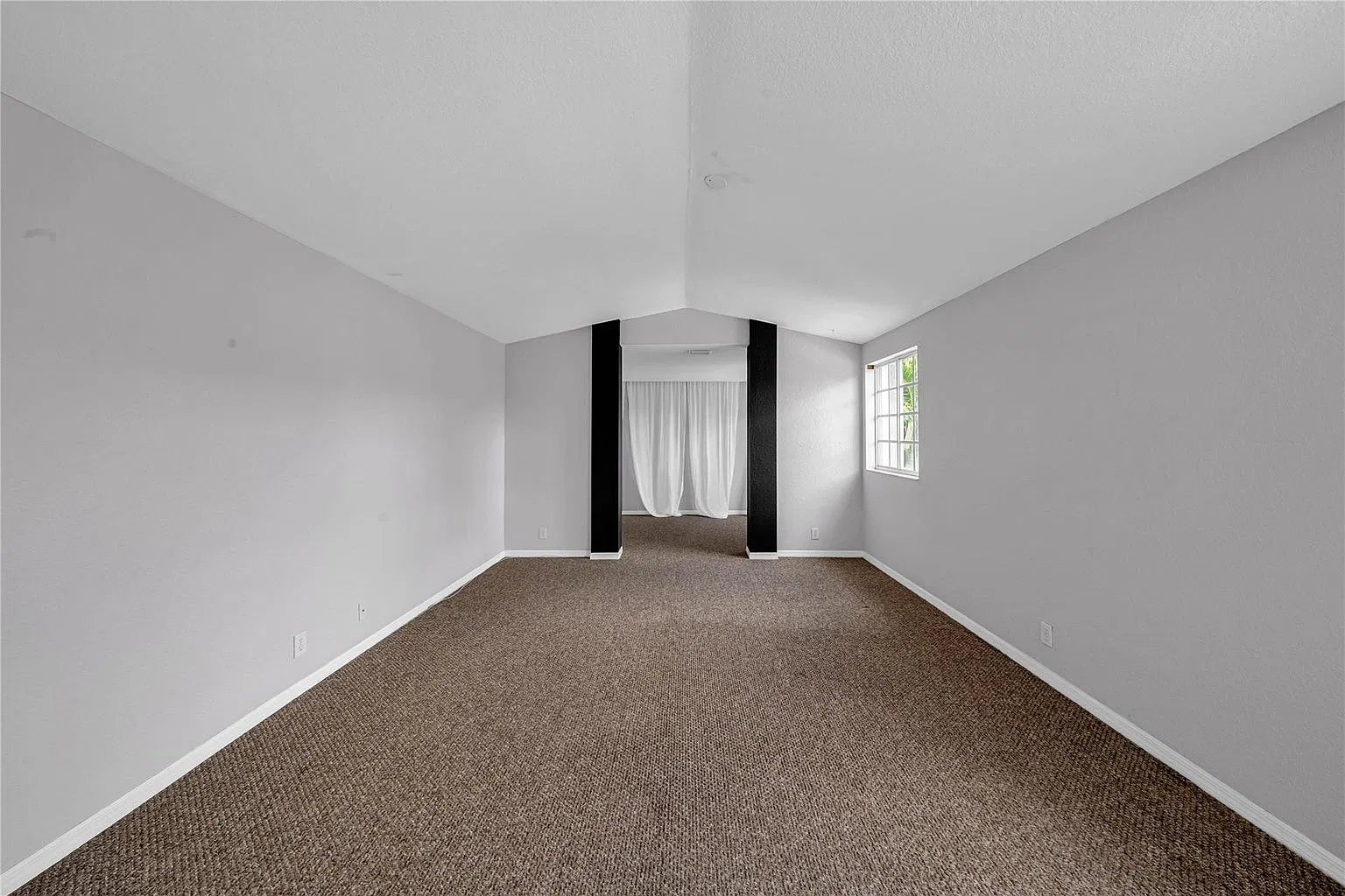 4 bed, 2.5 bath, 2730 sqft, $6,200 — Photo 4
