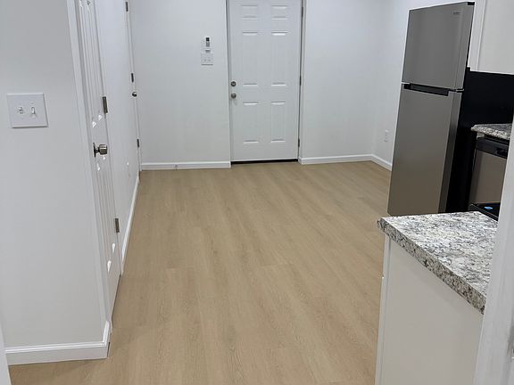 4th image of 998 Wayne Dr #Basement