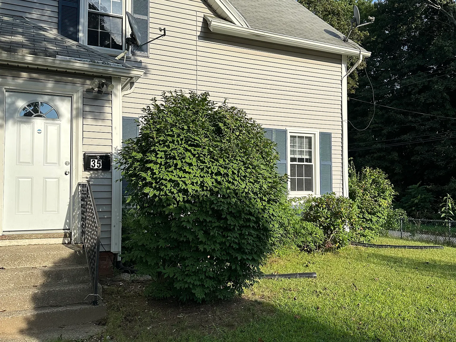3 bed, 1325 sqft, $1,800 — Photo 1
