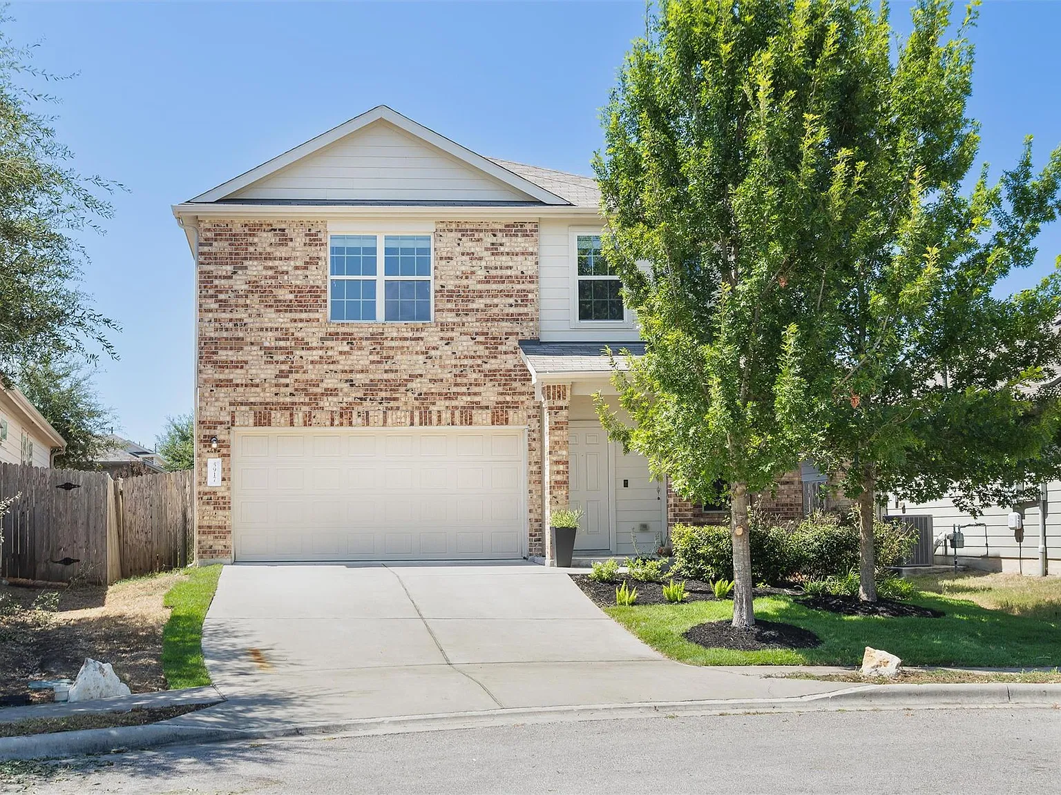3 bed, 6.0 bath, 1992 sqft, $2,350 — Photo 1