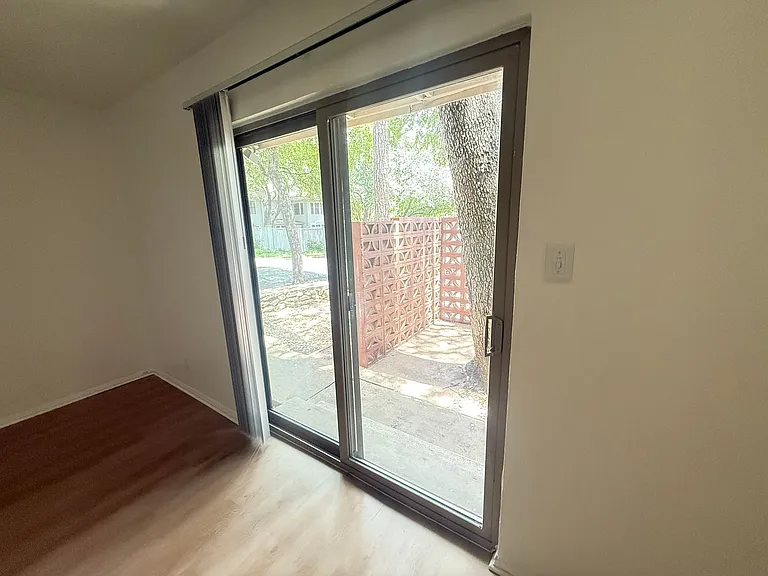Lorrain Apartments — Photo 15
