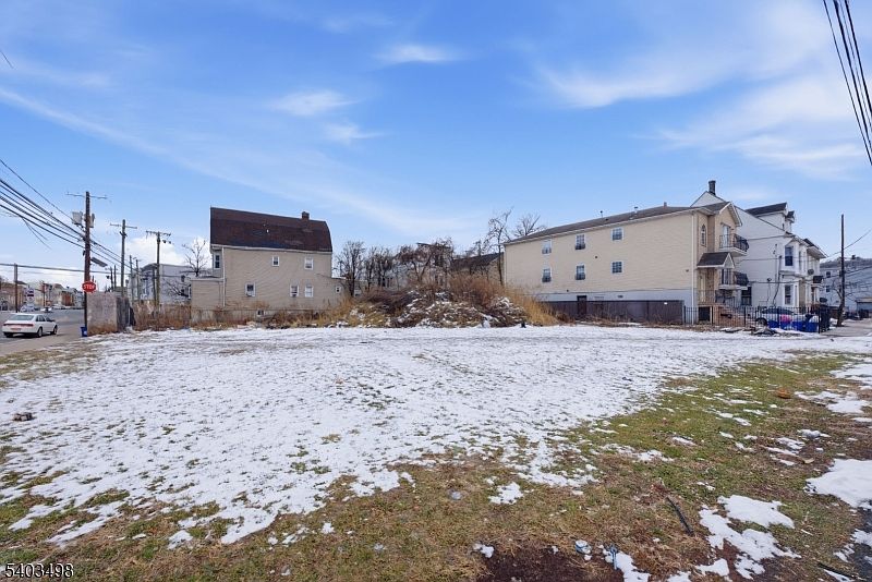 2nd image of 516 Hawthorne Ave