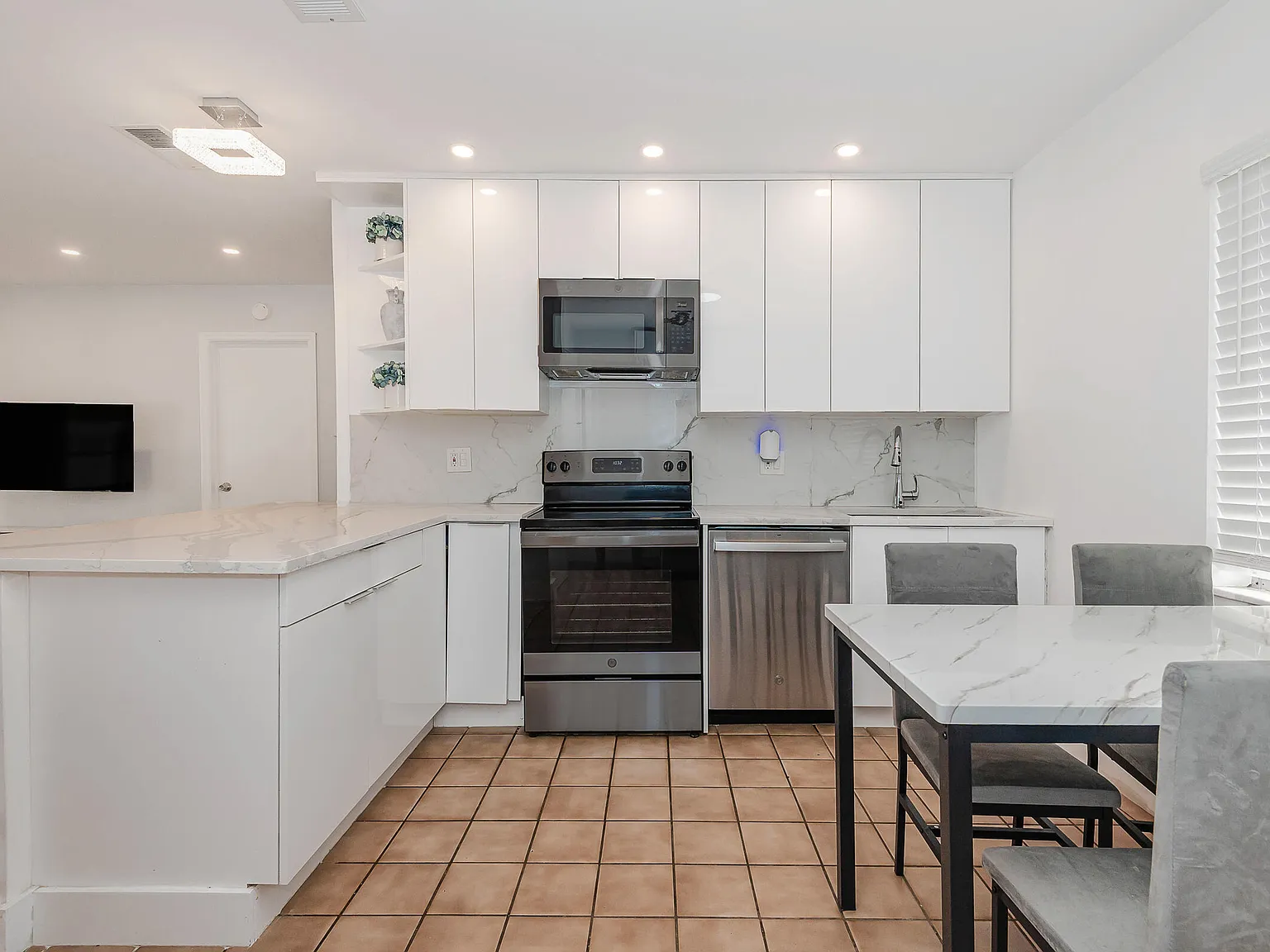 2 bed, 1.0 bath, 1693 sqft, $2,400 — Photo 2