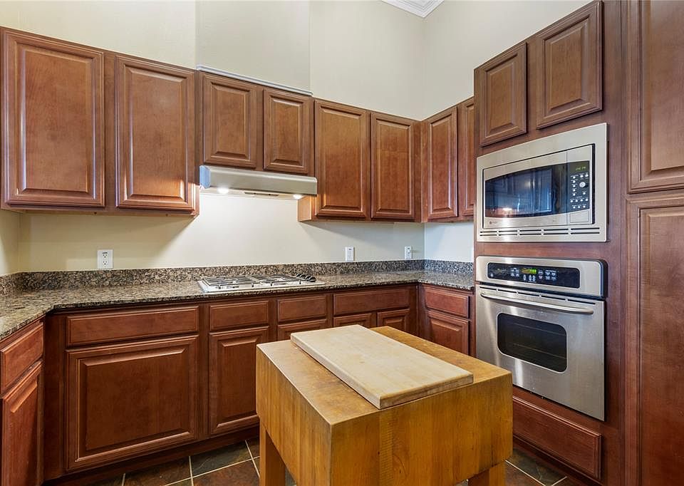 KITCHEN AREA WITH STAINLESS STEEL APPLIANCES AND A GAS COOKTOP!