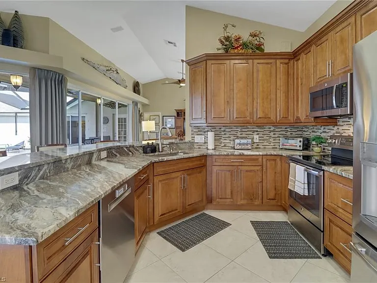 1466 Vintage Ln — Photo 6