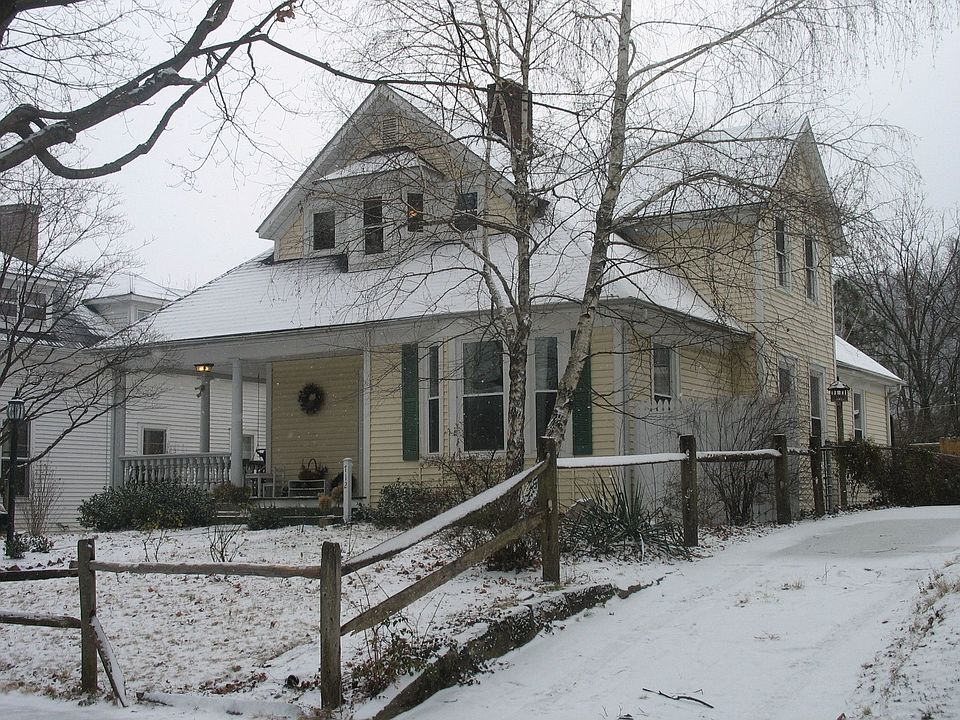 1st image of 712 E Myrtle Ave
