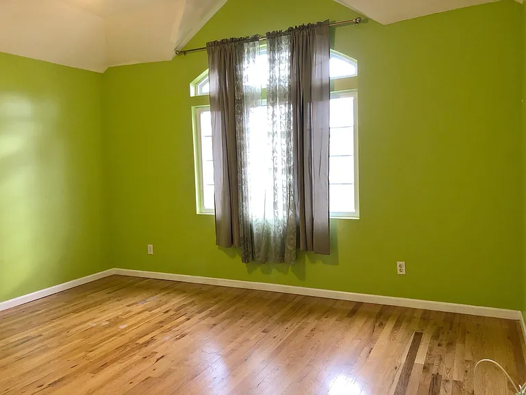 223 Clifton Ave — Photo 8