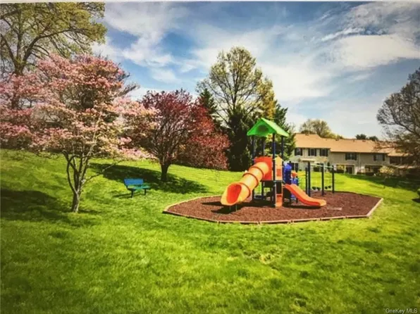 30 Edinburgh Dr, Peekskill, NY 10566