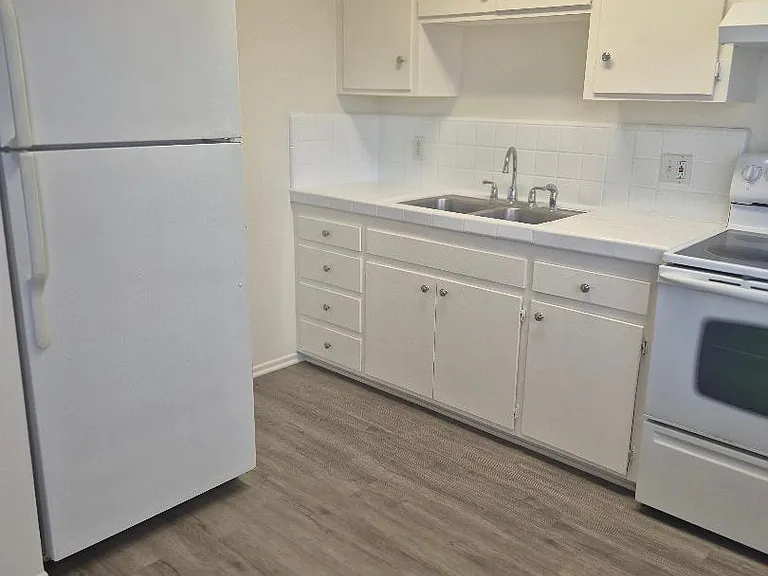 1921 Maple Ave #10 — Photo 3