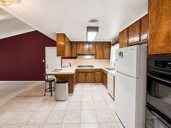 3rd image of 608 Peg St