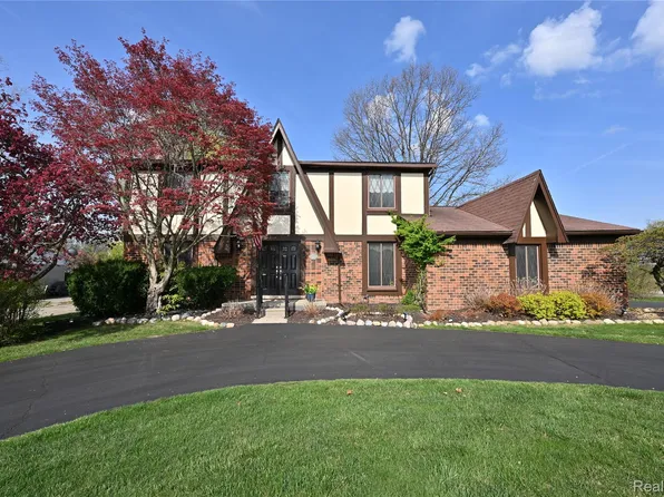 6024 Ledgeway Dr, West Bloomfield, MI 48322