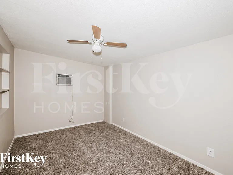 9015 N 57th Ave — Photo 13