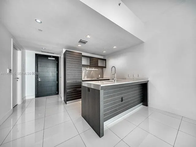 Epic West Condo — Photo 1